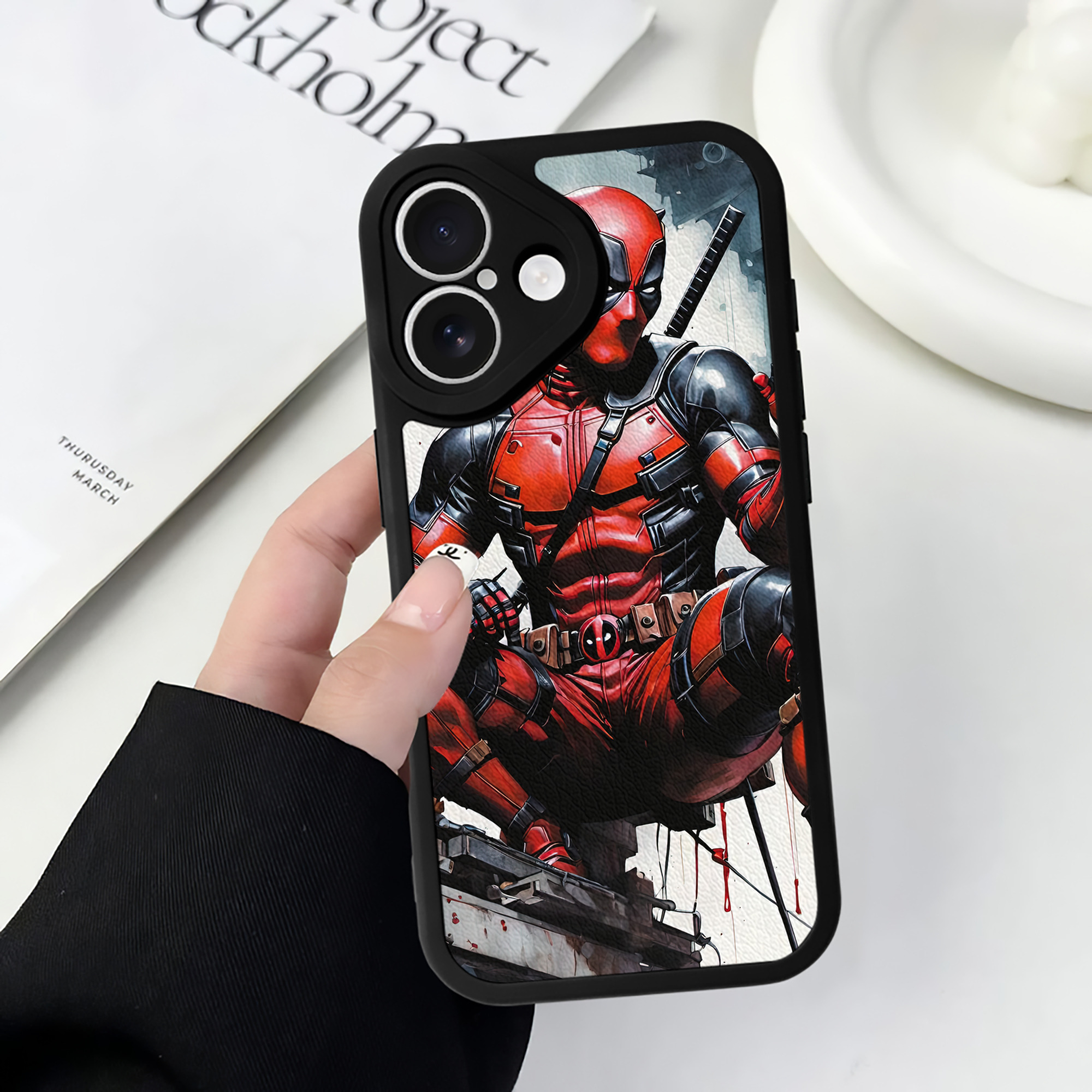 （画像用） Deadpool デッドプール 【iPhone 16シリーズ対応】シリコンスマホケース（レザー調） 材質：シリコン